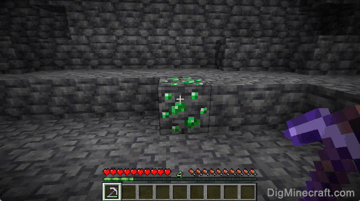 deepslate emerald ore and pickaxe